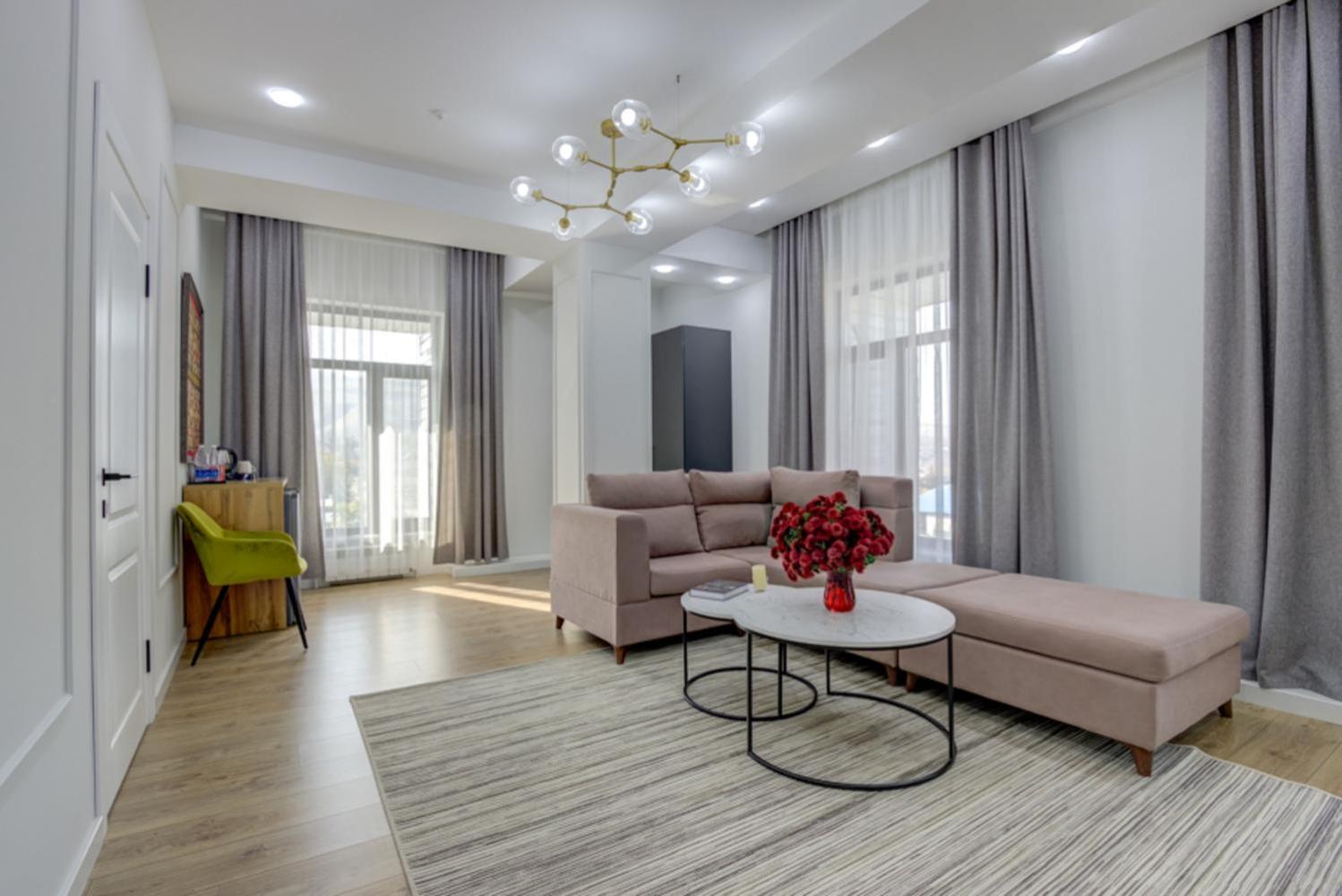 Aisha Hotel Бишкек Экстерьер фото