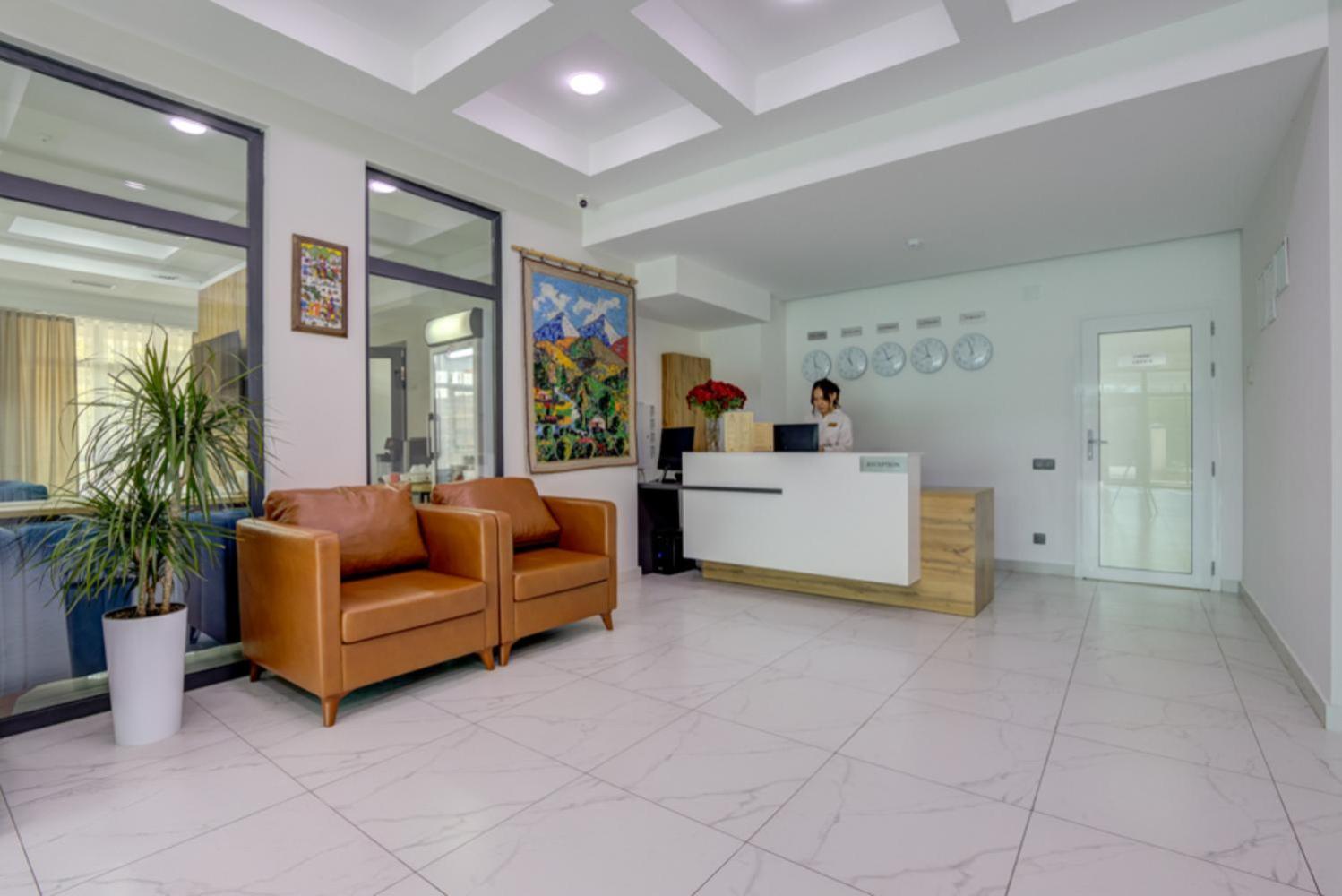 Aisha Hotel Бишкек Экстерьер фото